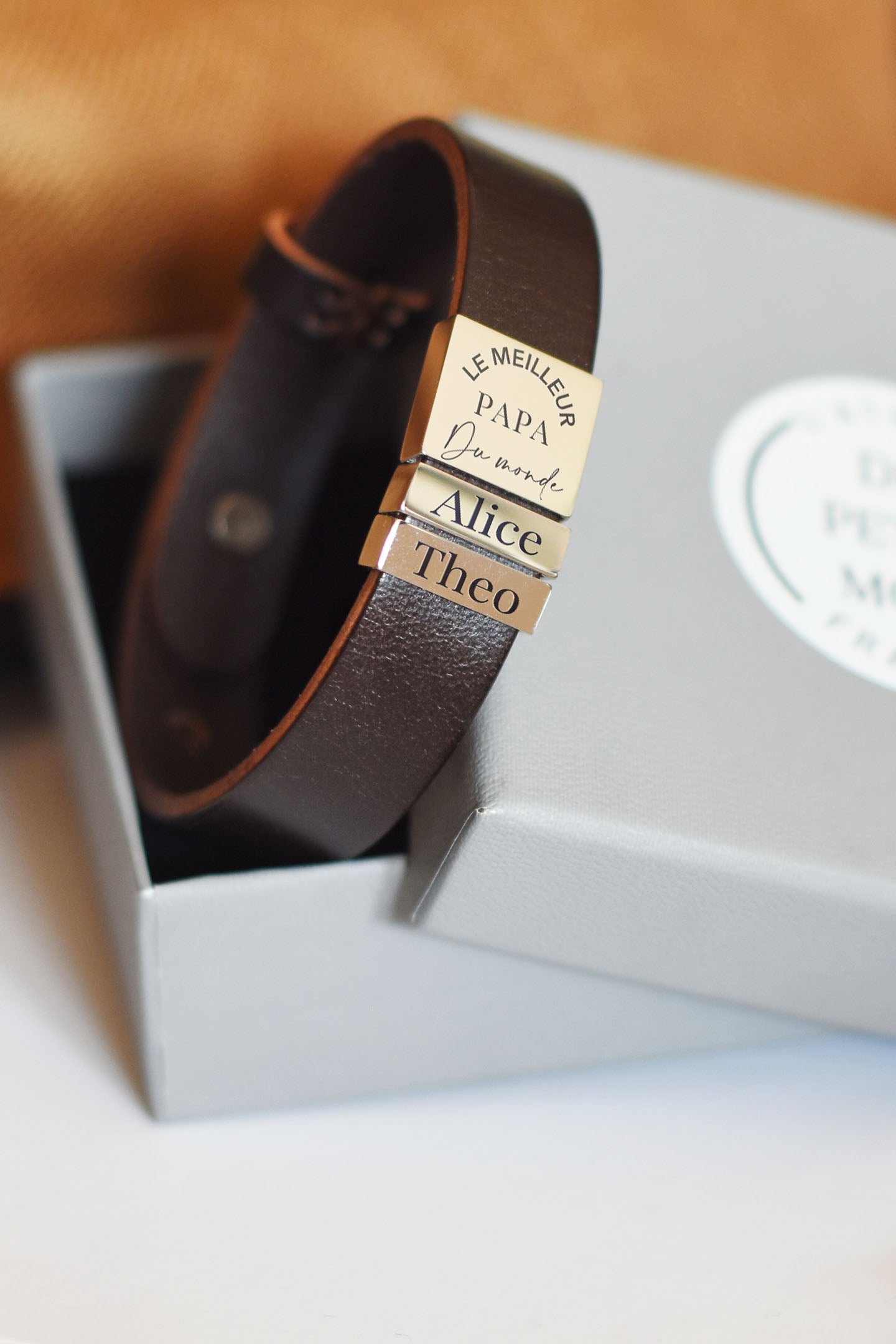 bracelet en cuir prénoms dans boîte cadeau