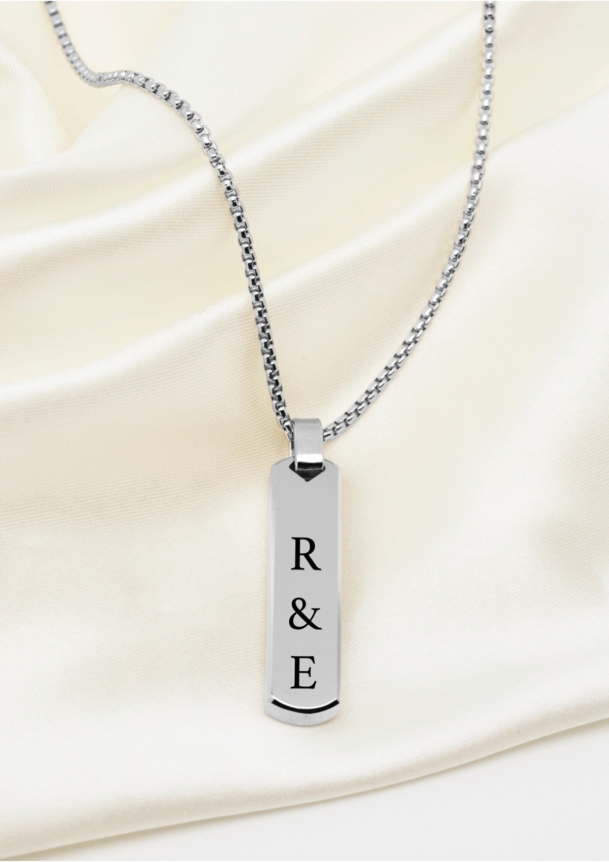 collier personnalisé initiales R & E